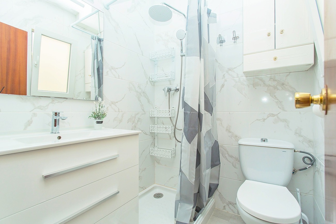 Spacious 3-bedroom, 2-bathroom apartment for sale in Torrevieja, offerng a bright living room, a ful