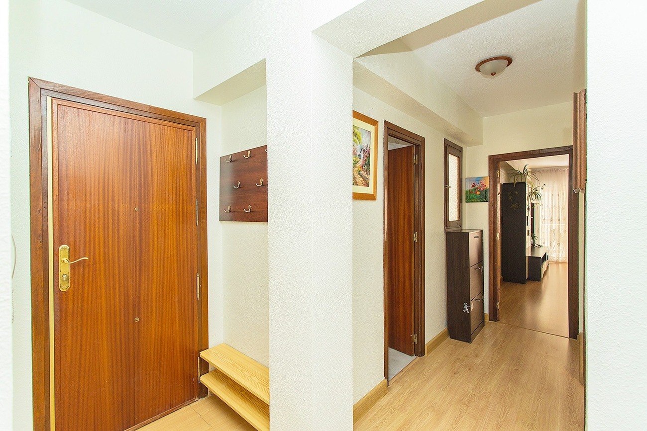 Spacious 3-bedroom, 2-bathroom apartment for sale in Torrevieja, offerng a bright living room, a ful