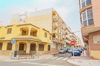 Spacious 3-bedroom, 2-bathroom apartment for sale in Torrevieja, offerng a bright living room, a ful