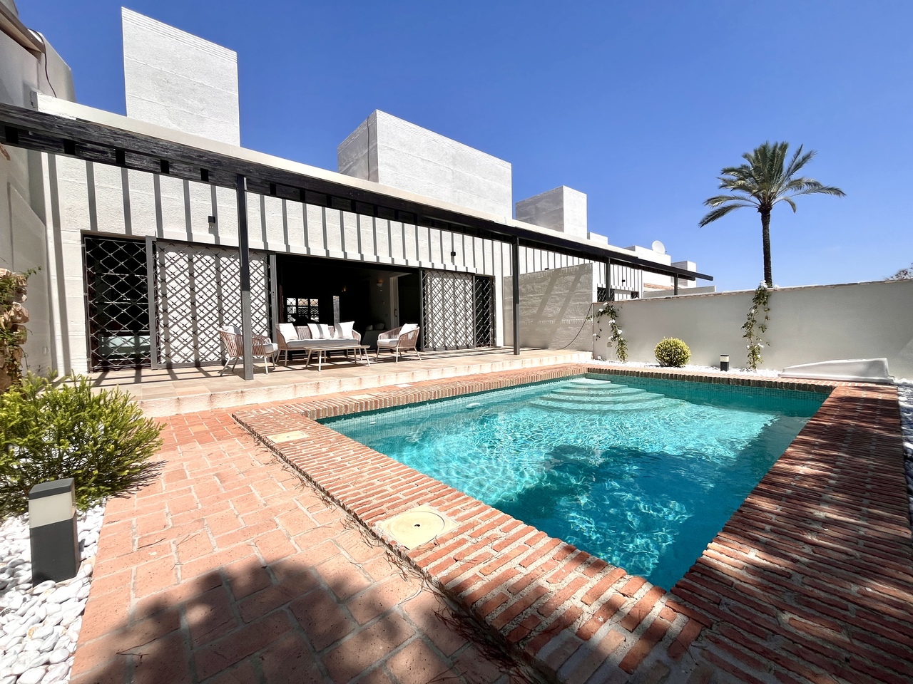 Stunning 2-Bedroom, 2-Bathroom Townhouse set on the front line of the golf course offers a rare oppo