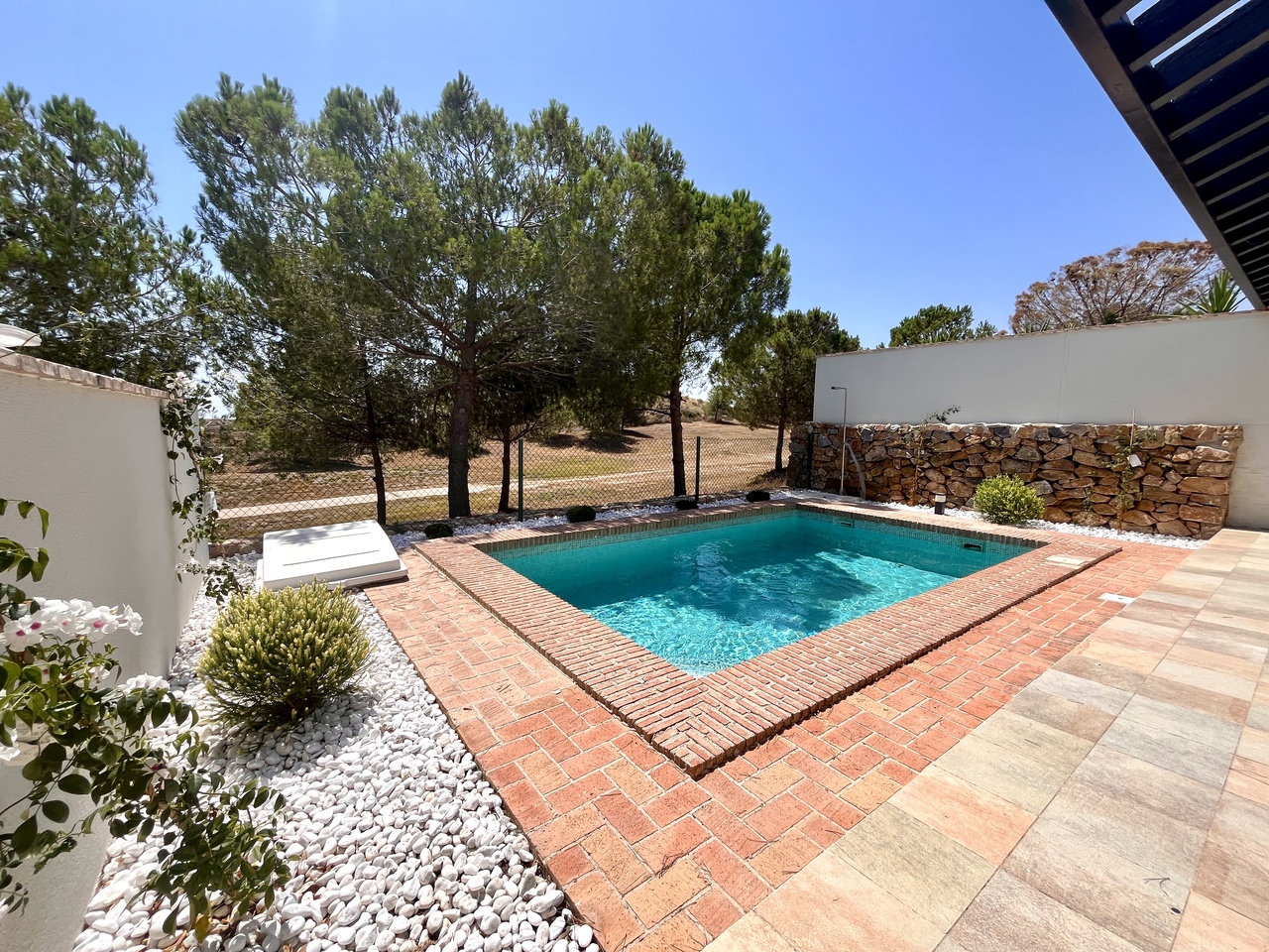 Stunning 2-Bedroom, 2-Bathroom Townhouse set on the front line of the golf course offers a rare oppo