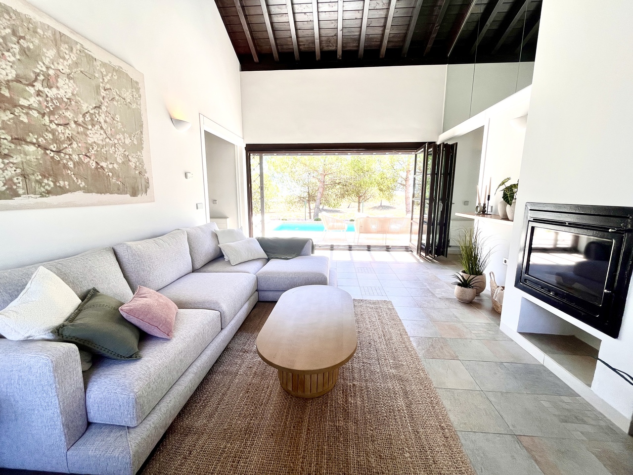 Stunning 2-Bedroom, 2-Bathroom Townhouse set on the front line of the golf course offers a rare oppo