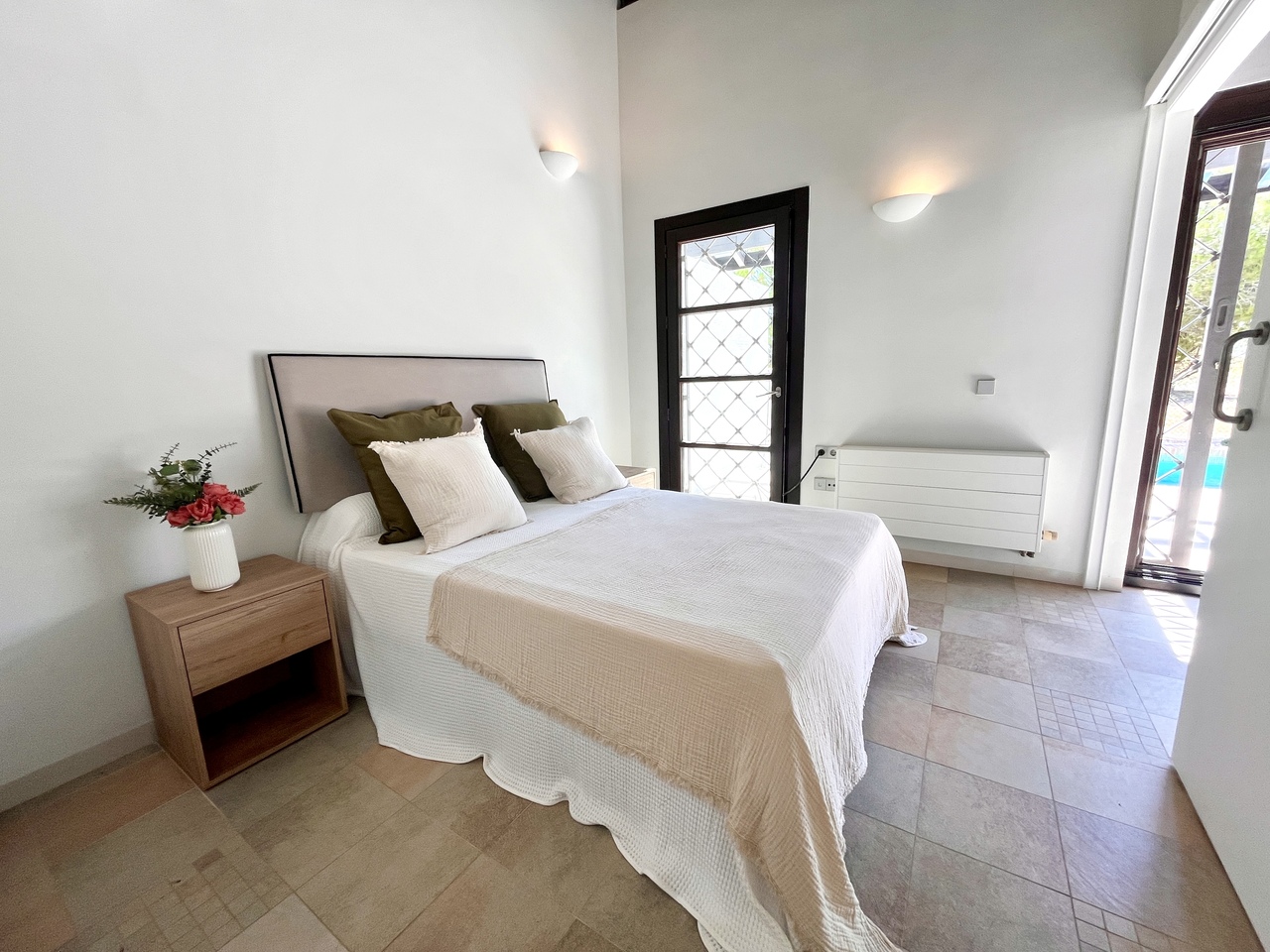 Stunning 2-Bedroom, 2-Bathroom Townhouse set on the front line of the golf course offers a rare oppo
