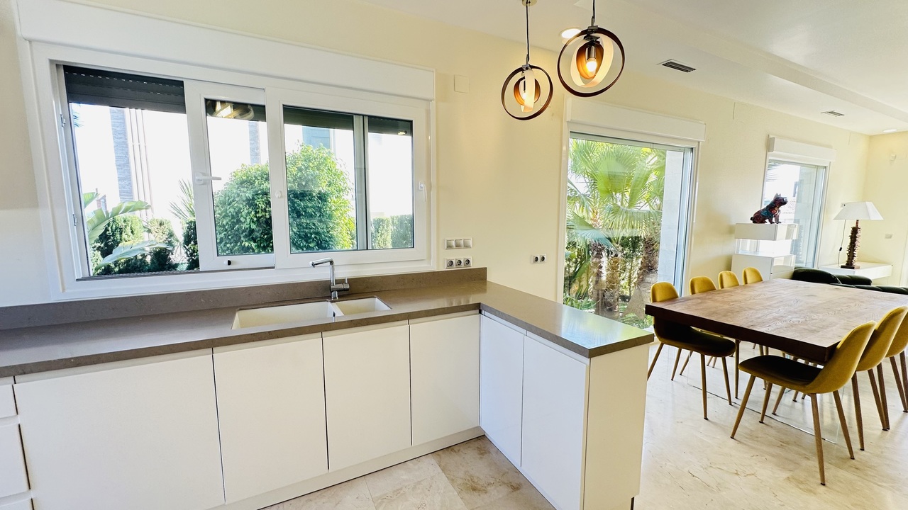Master bedroom in villa for sale in La Zenia