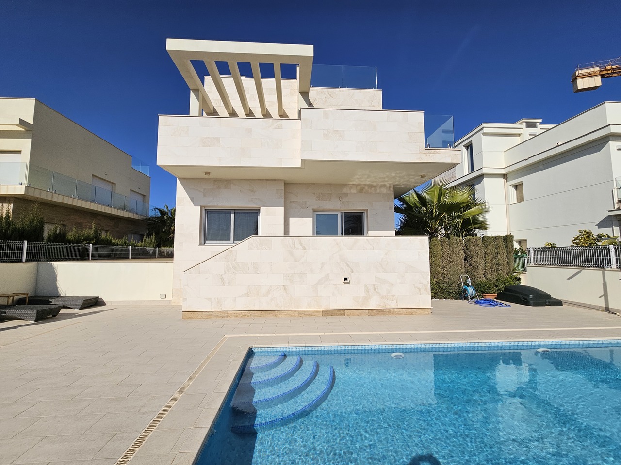 This stunning and modern 5 bedroom, 4 bathrooms detached villa commands a fantastic position in the
