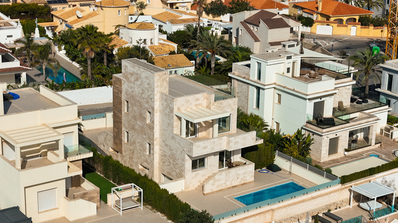 Garden in villa for sale in La Zenia