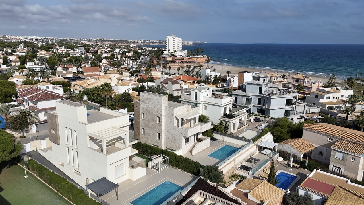 Dining area in villa for sale in La Zenia