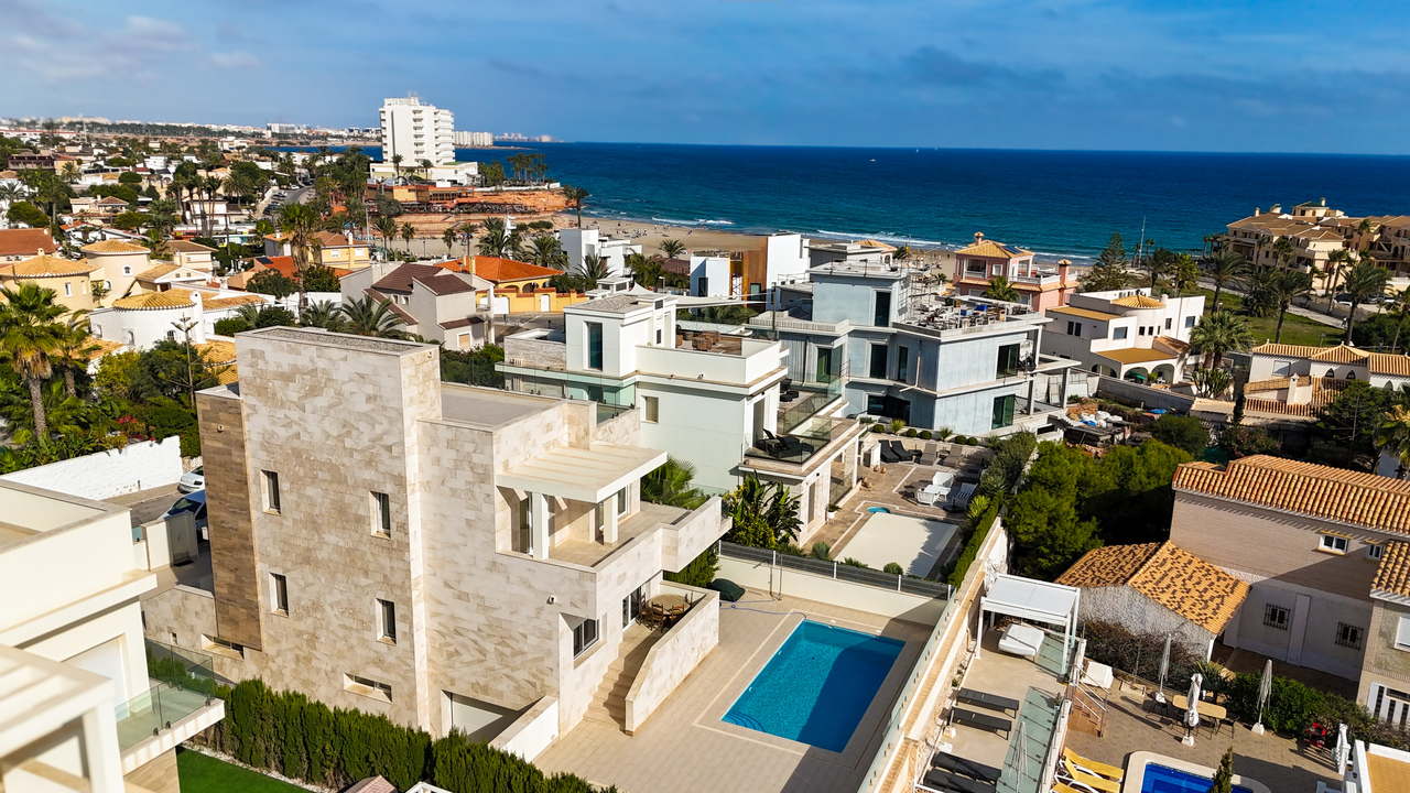 Bedroom in villa for sale in La Zenia