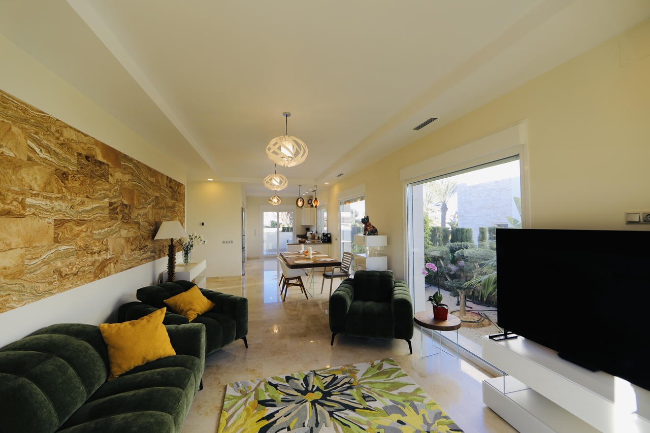 This stunning and modern 5 bedroom, 4 bathrooms detached villa commands a fantastic position in the