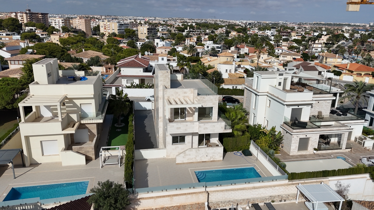 Master bedroom in villa for sale in La Zenia
