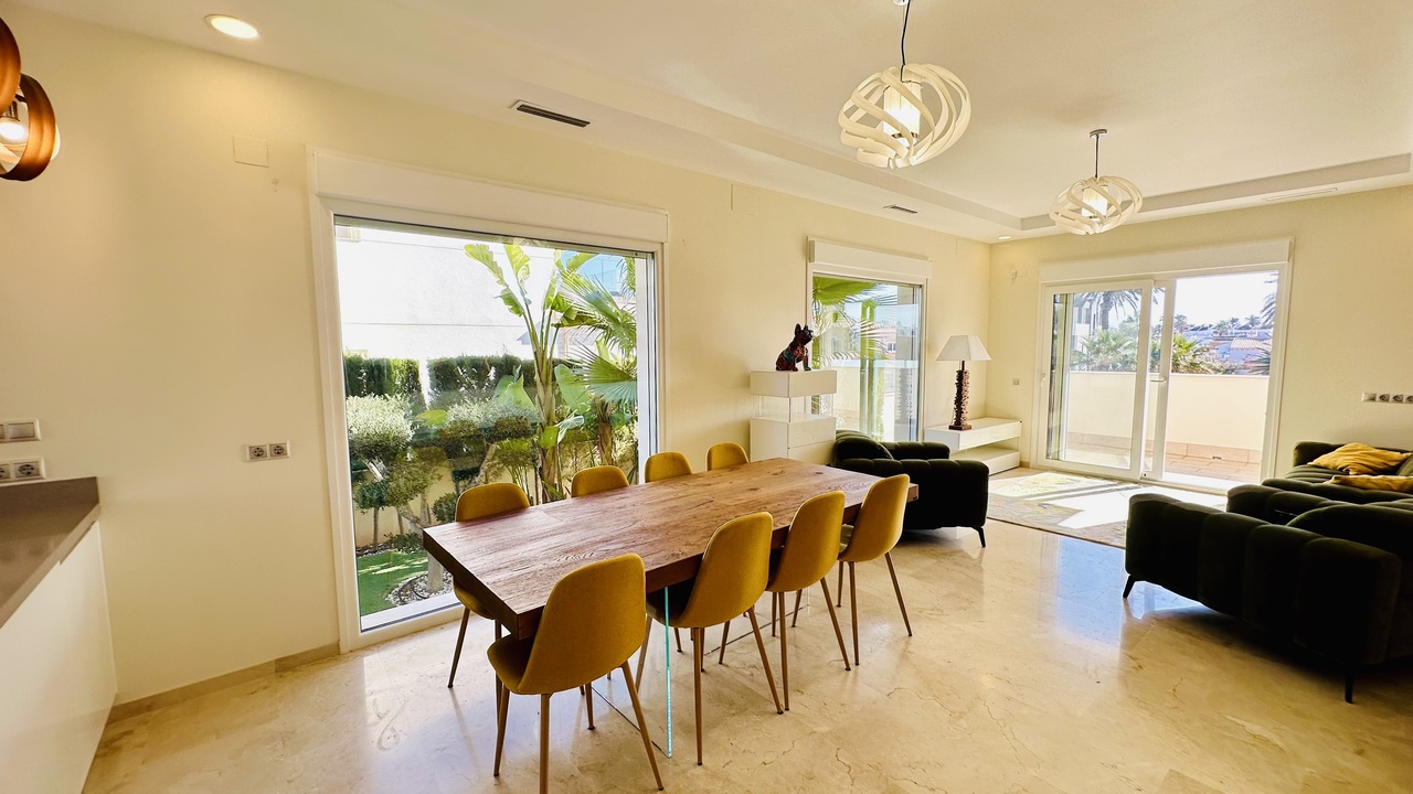 This stunning and modern 5 bedroom, 4 bathrooms detached villa commands a fantastic position in the