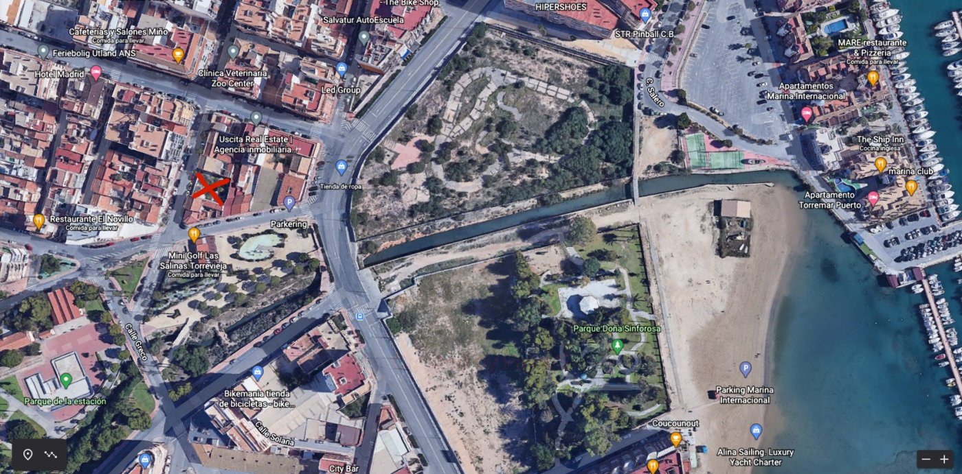 In one of the best areas of Torrevieja, next to the Parque de la Estación, very close to the Acequió