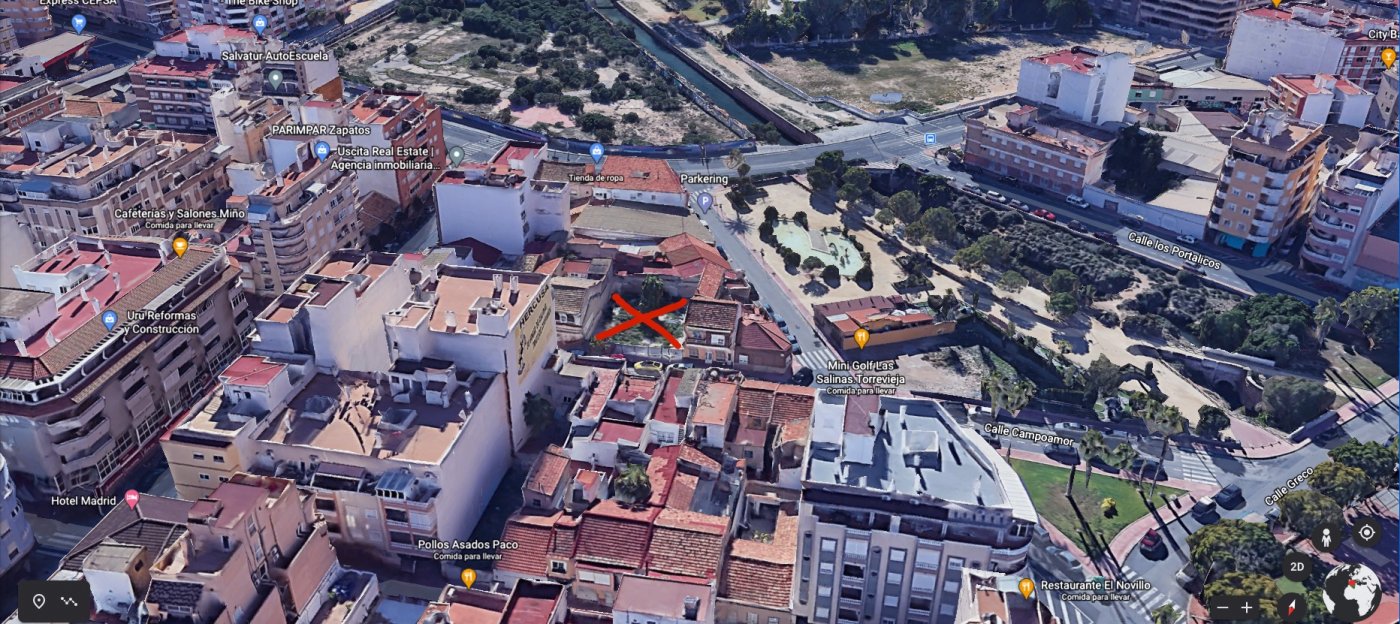 In one of the best areas of Torrevieja, next to the Parque de la Estación, very close to the Acequió
