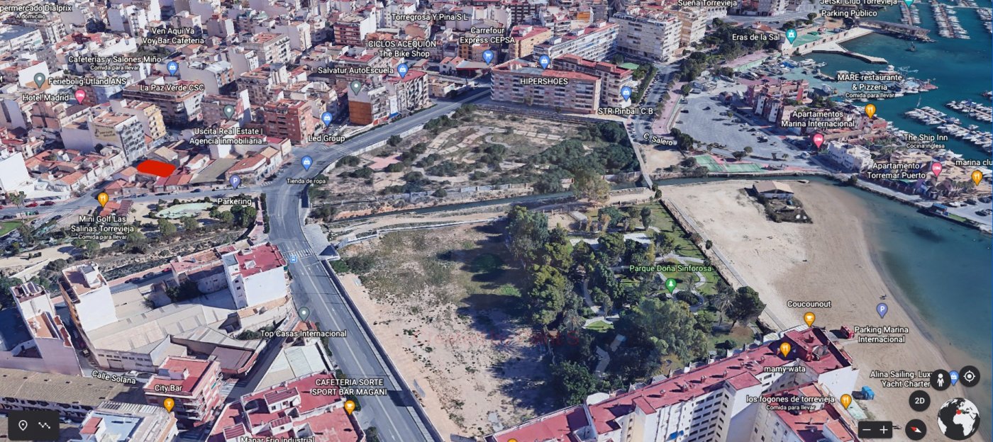 In one of the best areas of Torrevieja, next to the Parque de la Estación, very close to the Acequió