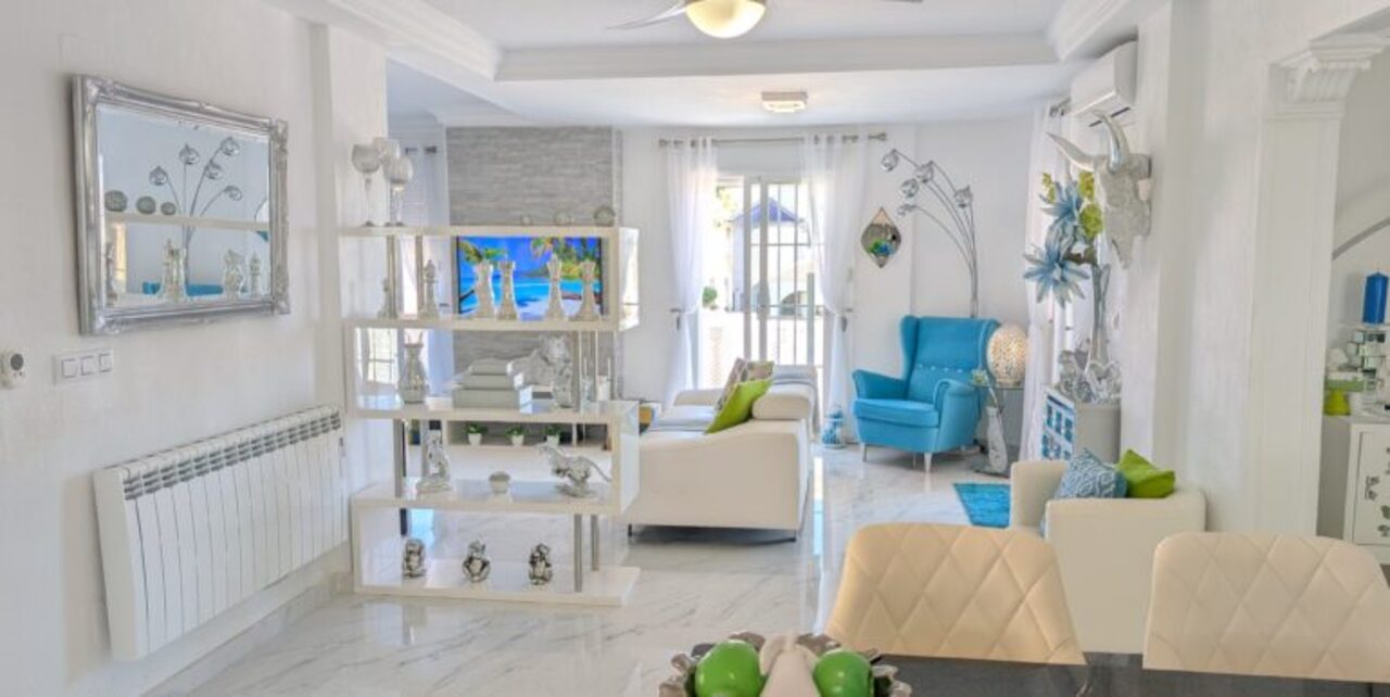 Master bedroom in villa for sale in Villamartin