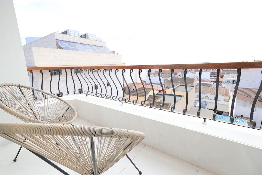 Completely renovated with high-quality materials, this south-facing apartment is located in the hear