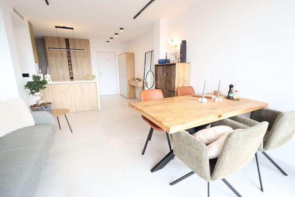 Completely renovated with high-quality materials, this south-facing apartment is located in the hear