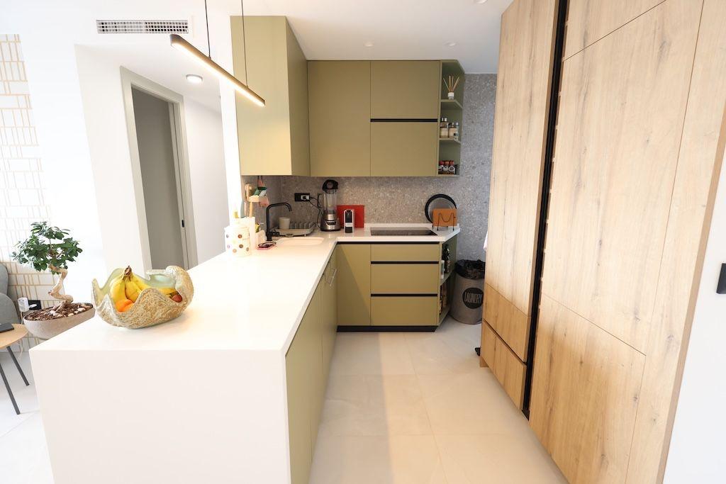 Completely renovated with high-quality materials, this south-facing apartment is located in the hear