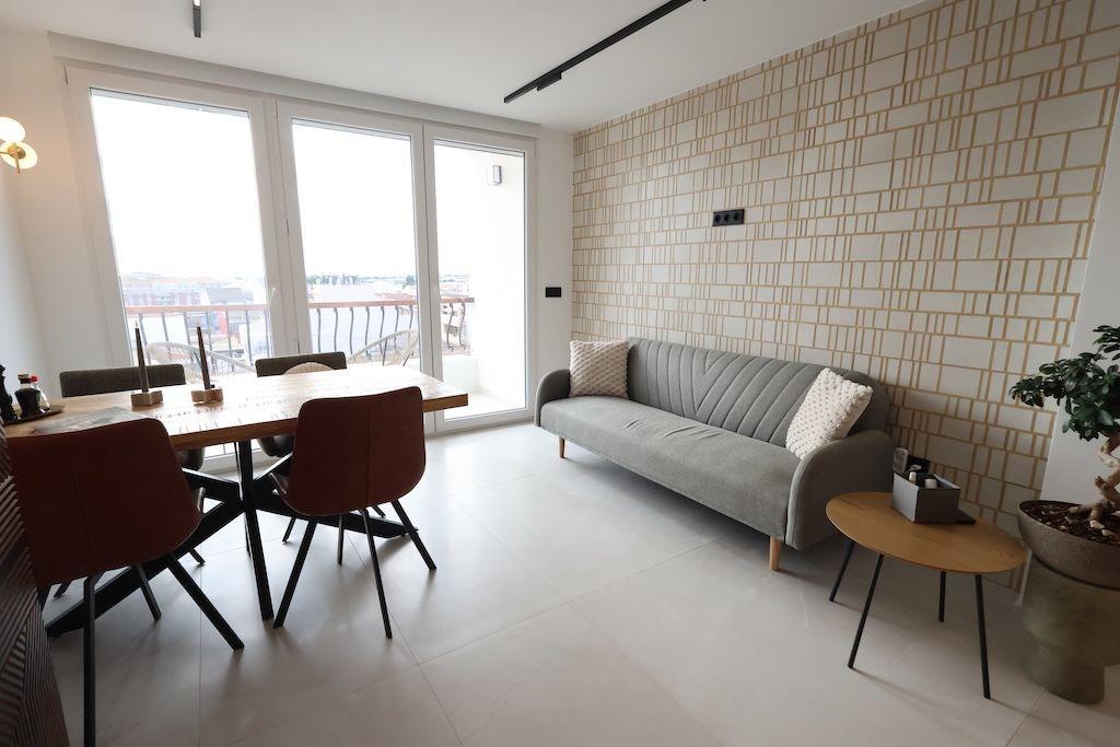 Completely renovated with high-quality materials, this south-facing apartment is located in the hear