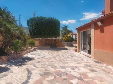 Master bedroom in villa for sale in Elche