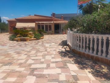 Bedroom in villa for sale in Elche