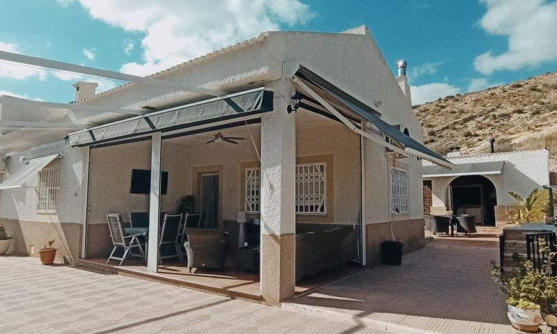 Bathroom in villa for sale in Elche
