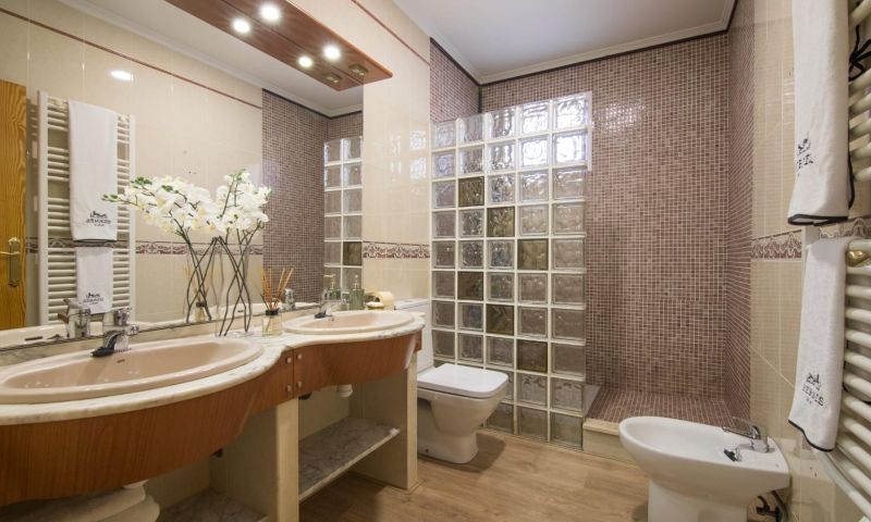 Bedroom in villa for sale in Elche