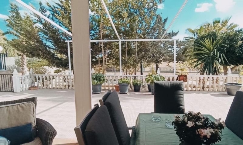 Terrace in villa for sale in Elche