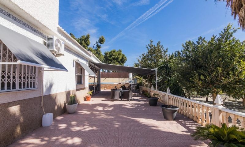 Pool area in villa for sale in Elche