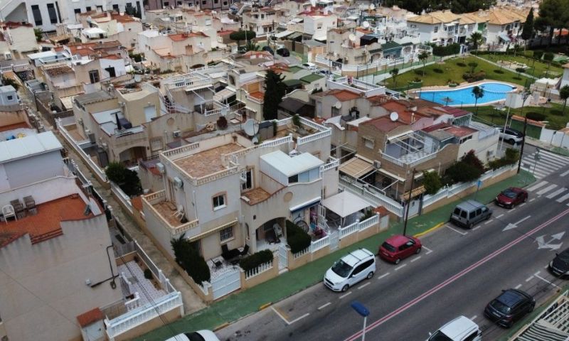 Discover this bright and cozy townhouse located in one of the most sought-after areas of Torrevieja,