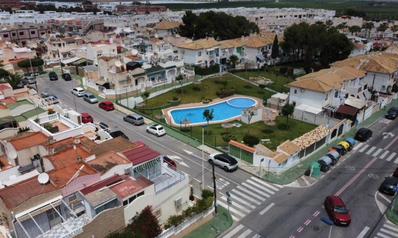 Discover this bright and cozy townhouse located in one of the most sought-after areas of Torrevieja,