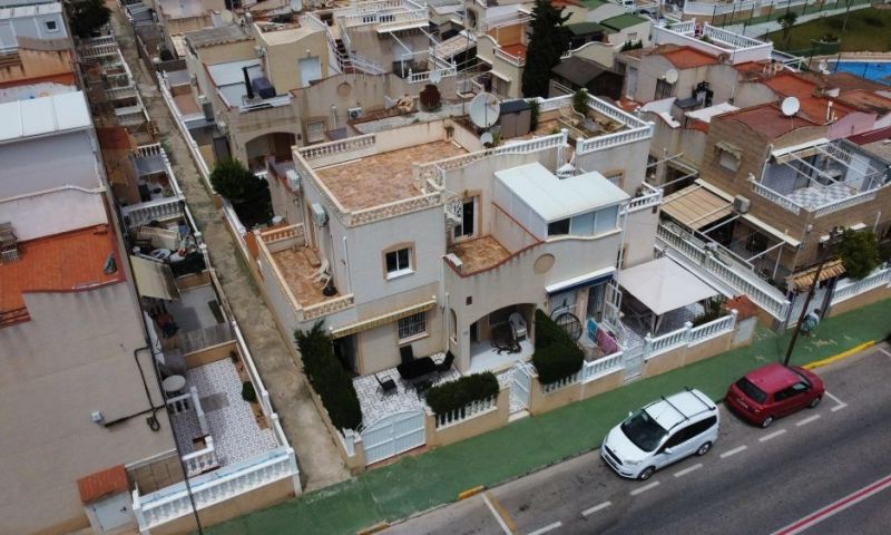 Discover this bright and cozy townhouse located in one of the most sought-after areas of Torrevieja,
