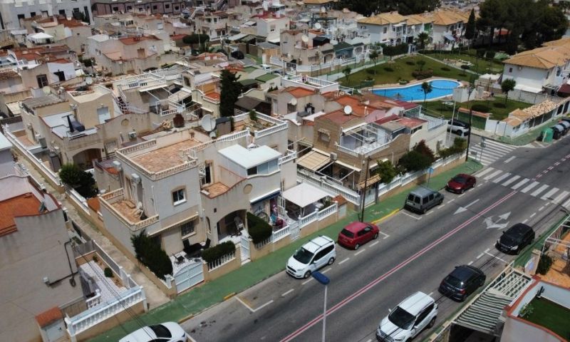 Discover this bright and cozy townhouse located in one of the most sought-after areas of Torrevieja,