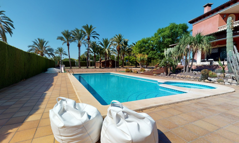 Master bedroom in villa for sale in Elche
