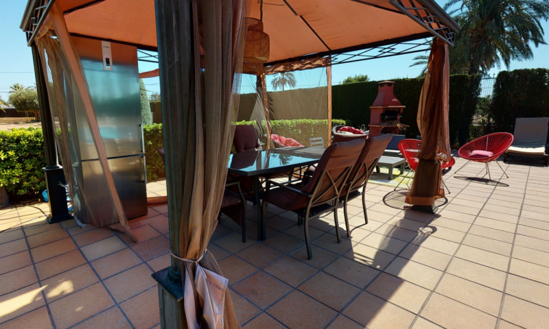 Terrace in villa for sale in Elche