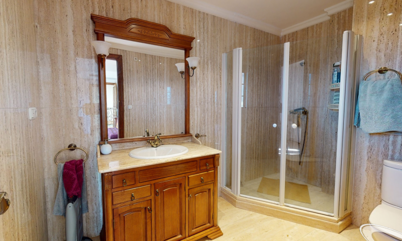 Bedroom in villa for sale in Elche