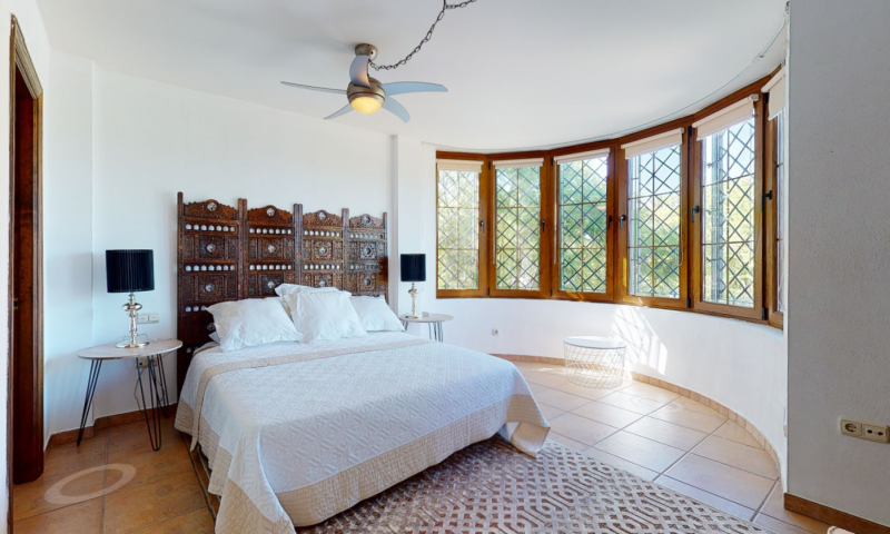 Master bedroom in villa for sale in Elche