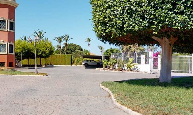 Bathroom in villa for sale in Elche