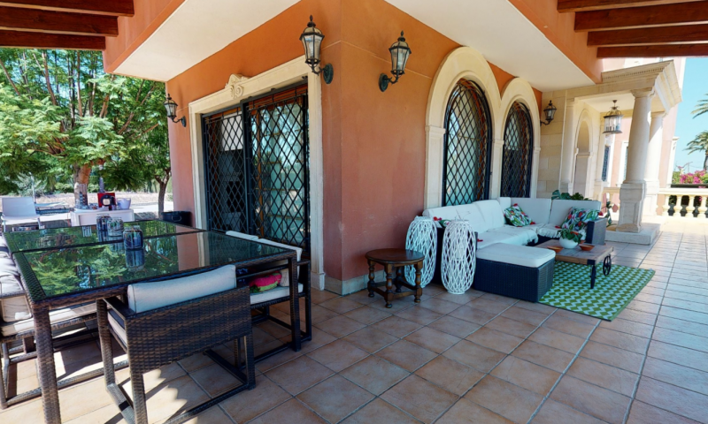 Terrace in villa for sale in Elche