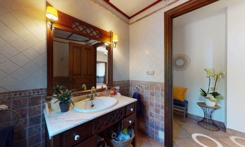 Bedroom in villa for sale in Elche