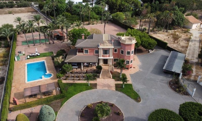 Pool area in villa for sale in Elche