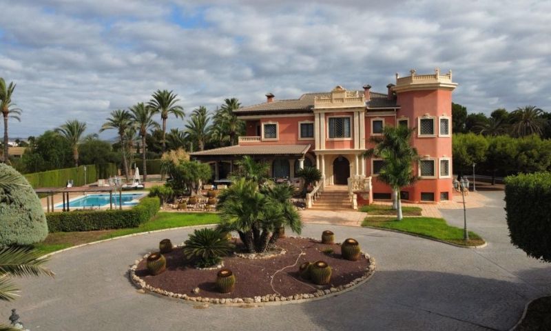 Garden in villa for sale in Elche