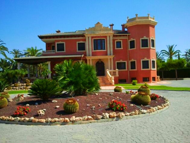 Bedroom in villa for sale in Elche