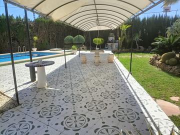 Terrace in villa for sale in Elche