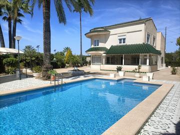 Garden in villa for sale in Elche
