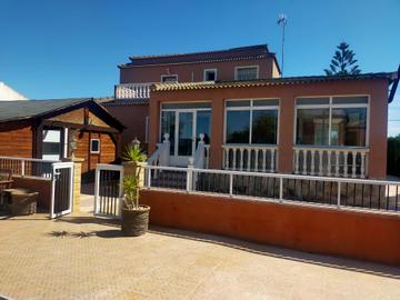 Master bedroom in villa for sale in Elche