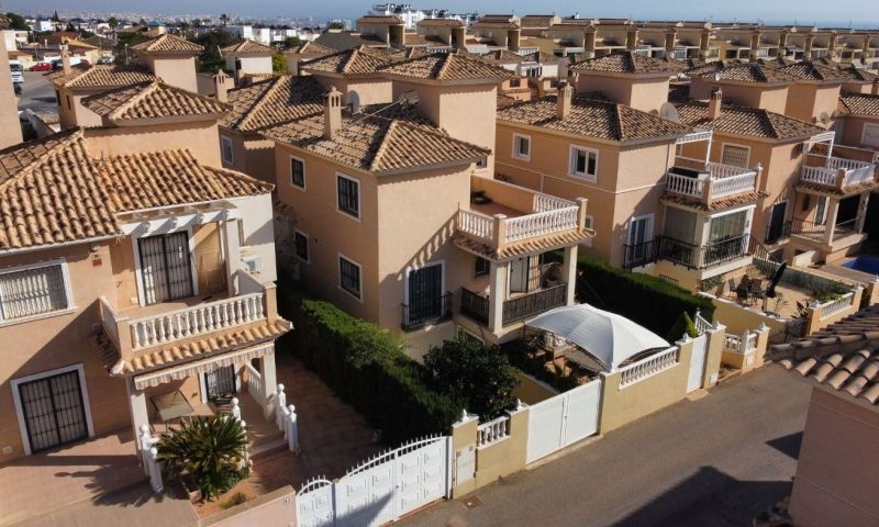 Detached south facing villa with garage, large terrace, communal pool, gated community and exception