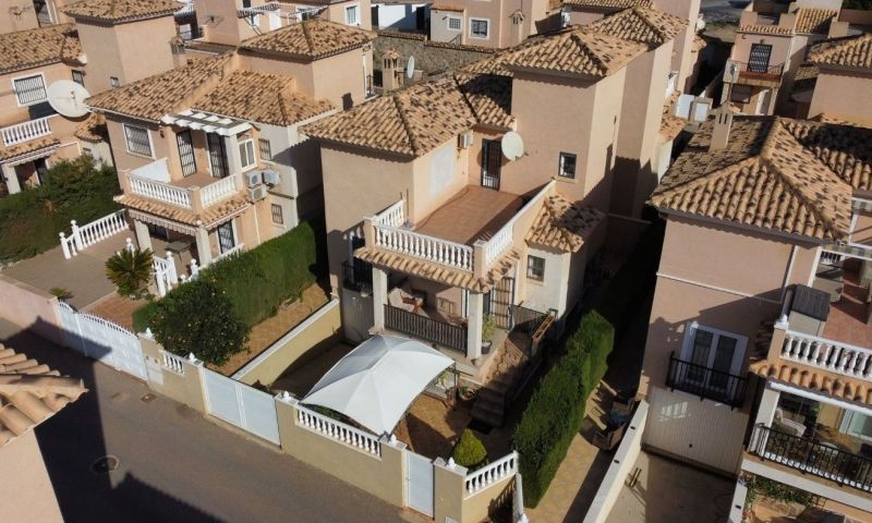 Detached south facing villa with garage, large terrace, communal pool, gated community and exception