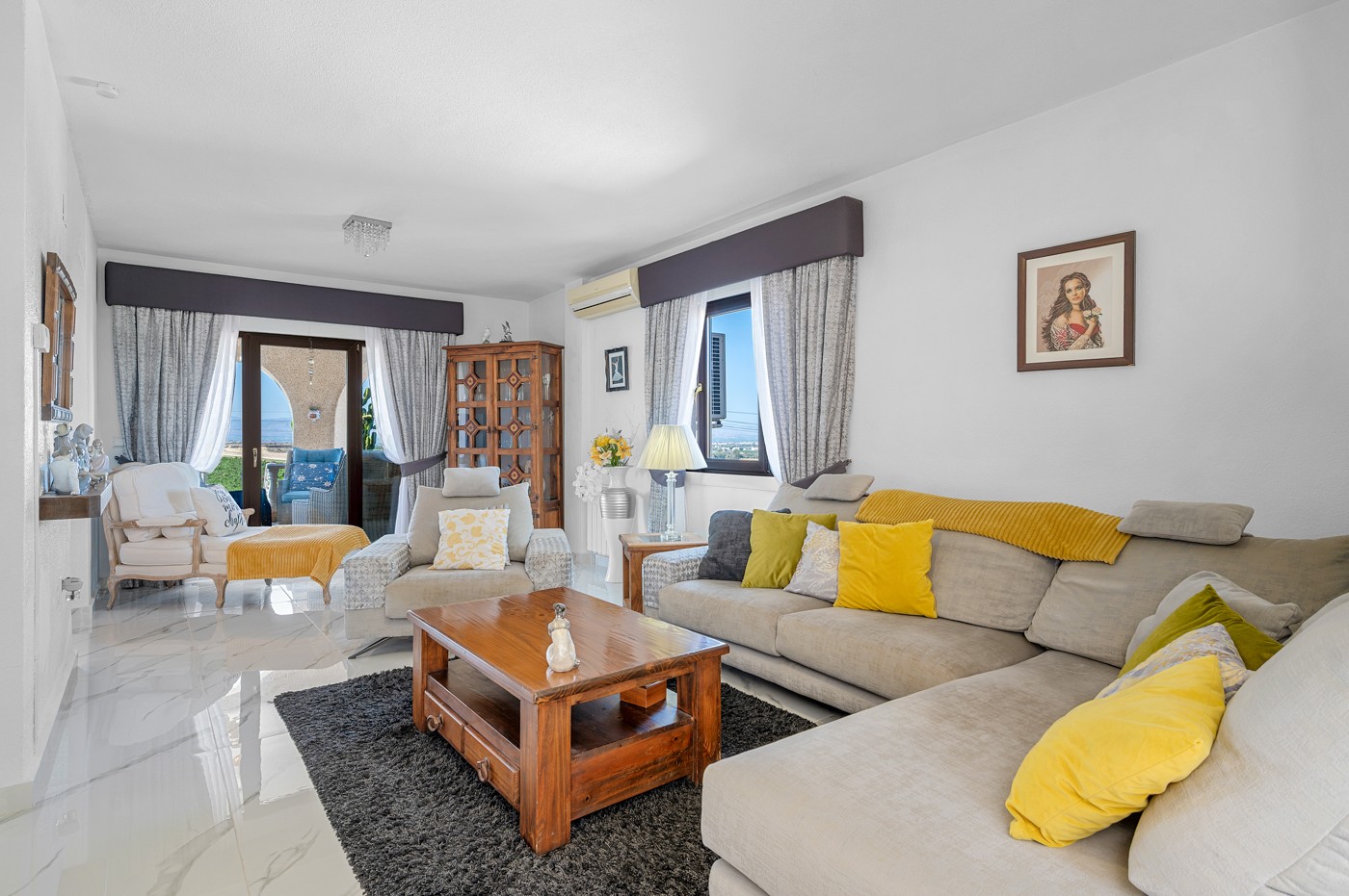 Master bedroom in villa for sale in Almoradi