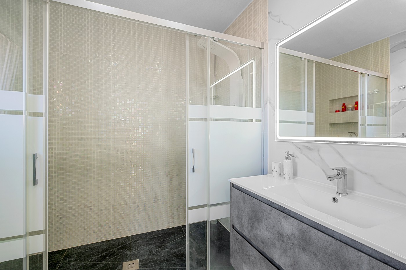 Master bedroom in villa for sale in Almoradi